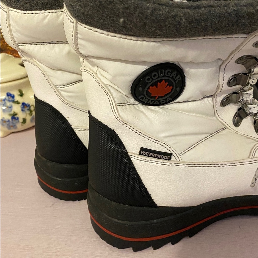Cougar Canada White and Black Winter Boots, very nice condition. Waterproof - Picture 3 of 7